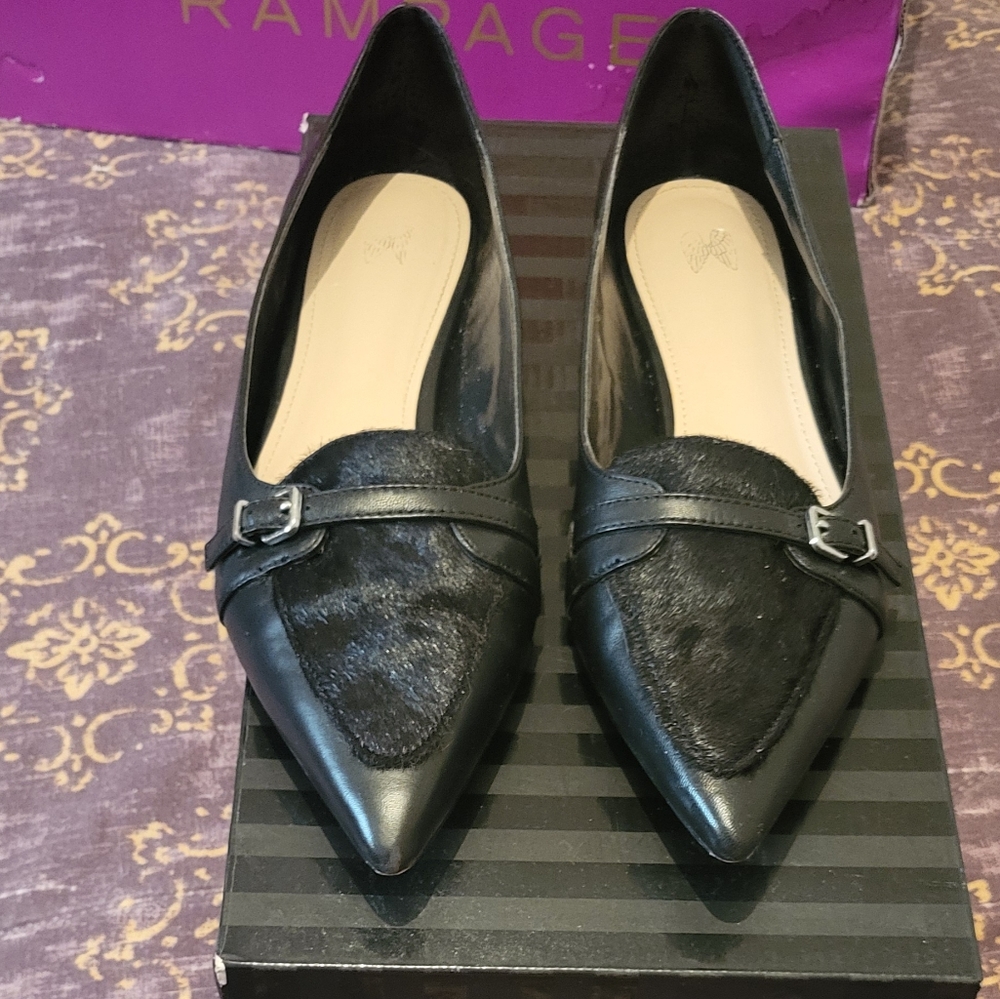 Women 8.5 Flat w Fur Black Gently Used